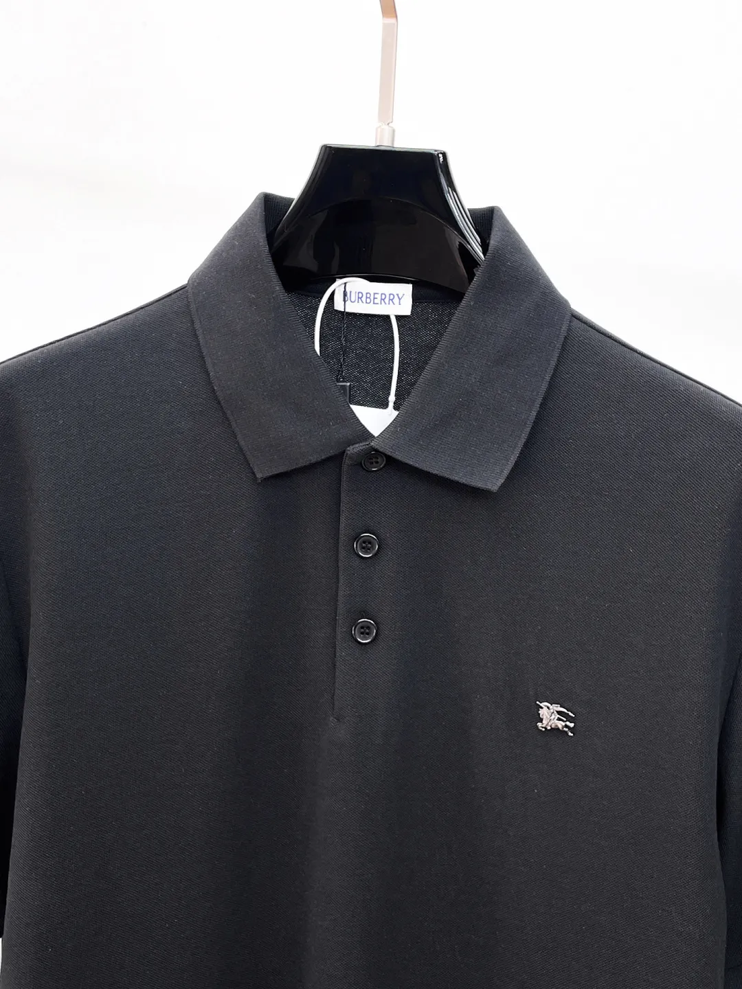 Burberry New Arrival Polo shirt, complete with three labels, original fabric, original customized accessories, official Same Style, made of 210g pure cotton pique fabric, customized same-tank dyed fabric, very comfortable and smooth to the touch, very wide and stylish, produced by the first-line brand Factory, imported Behringer embroidery machine, embroidery is full and textured, the collar rib is woven with imported yarn, does not deform after long-term wear, the most New Arrival style in spring and summer, fashionable and individual Super Versatile and good-looking. It is very suitable for both men and women. It is a must-have for everyone. Size: S-XXL